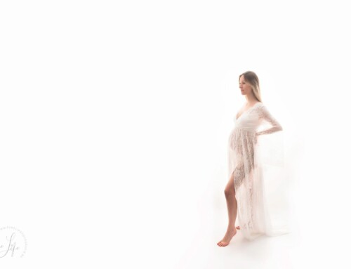 A creative studio maternity photo shoot with Isabel!