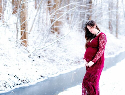 Une séance photo de grossesse dans la neige, glacée mais tellement belle, avec Lynn !